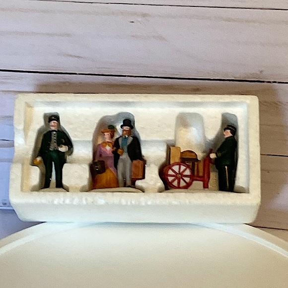 DEPARTMENT 56 - Holiday Travelers - Heritage Village - Dickens Village - Picture 6 of 8